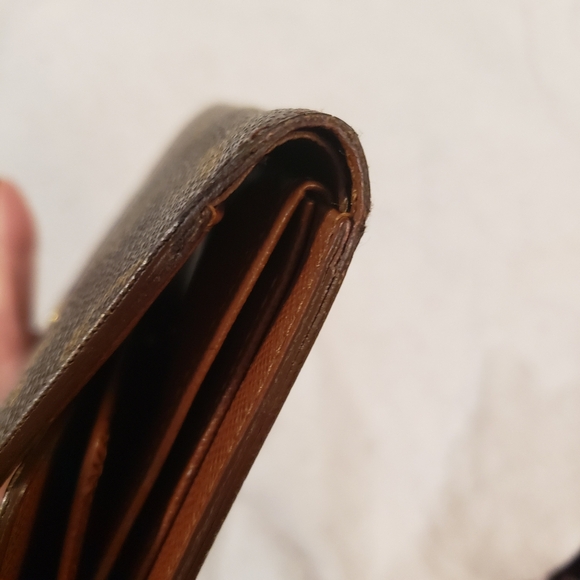 LV Medium International Wallet - Picture 9 of 12